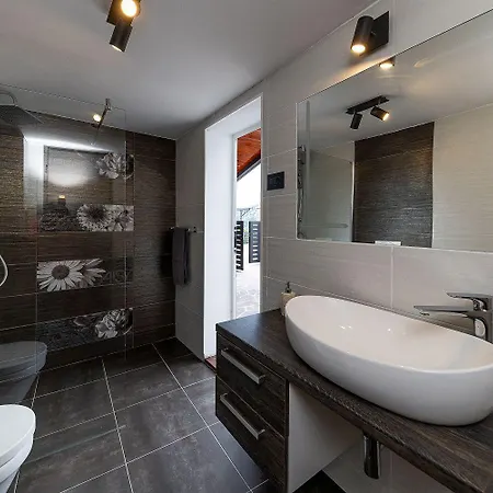 Mediterrane Mit Privatpool, Meerblick, Hundefreundlich, Grill, Privatparkplatz * Grizane-Belgrad
